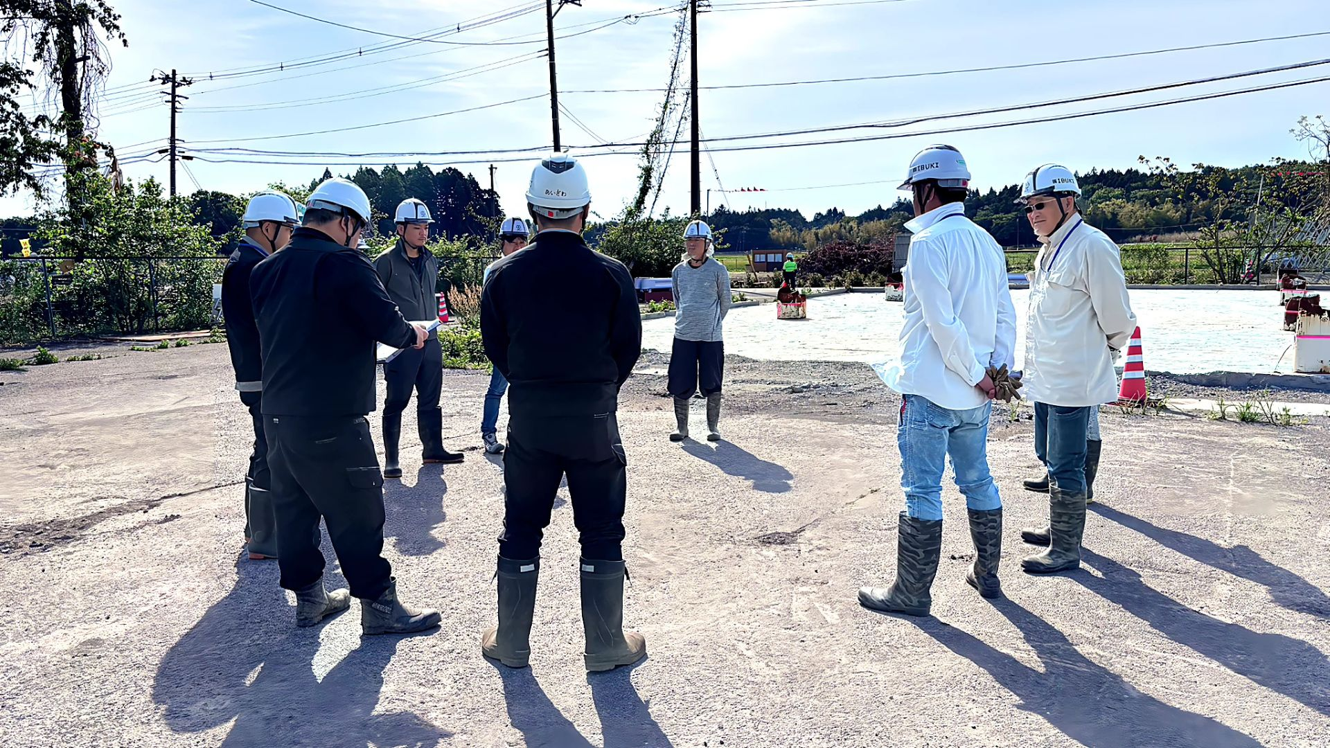 解体工事現場で安全管理を行う様子