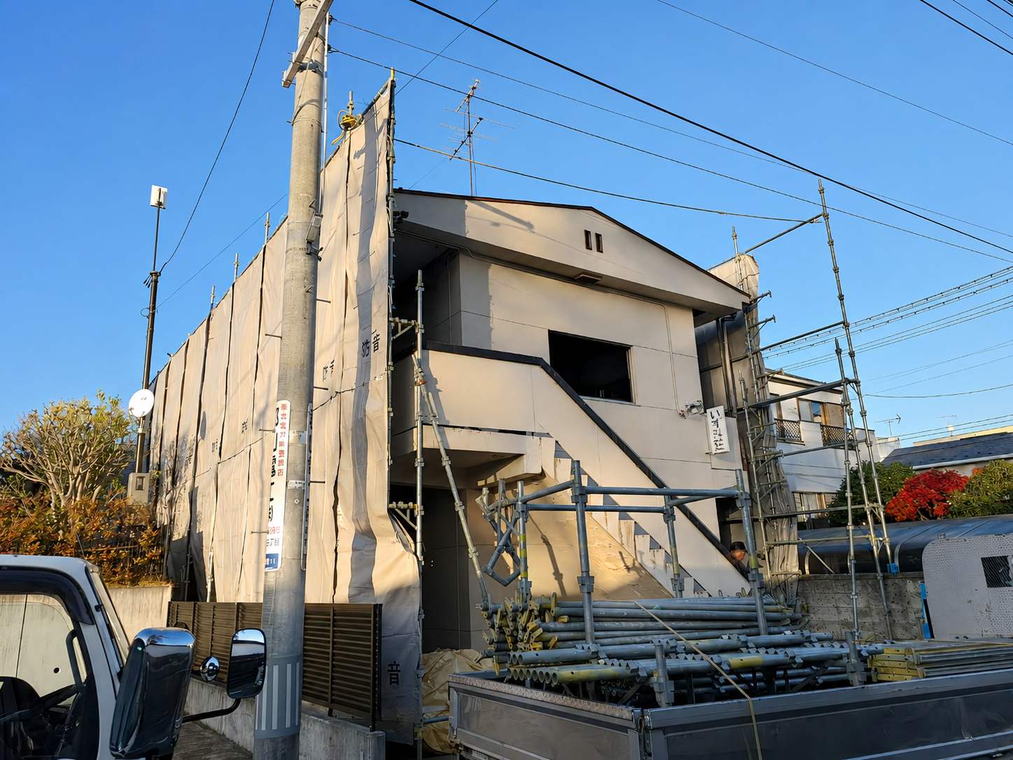 丁寧に設置された解体工事現場の足場